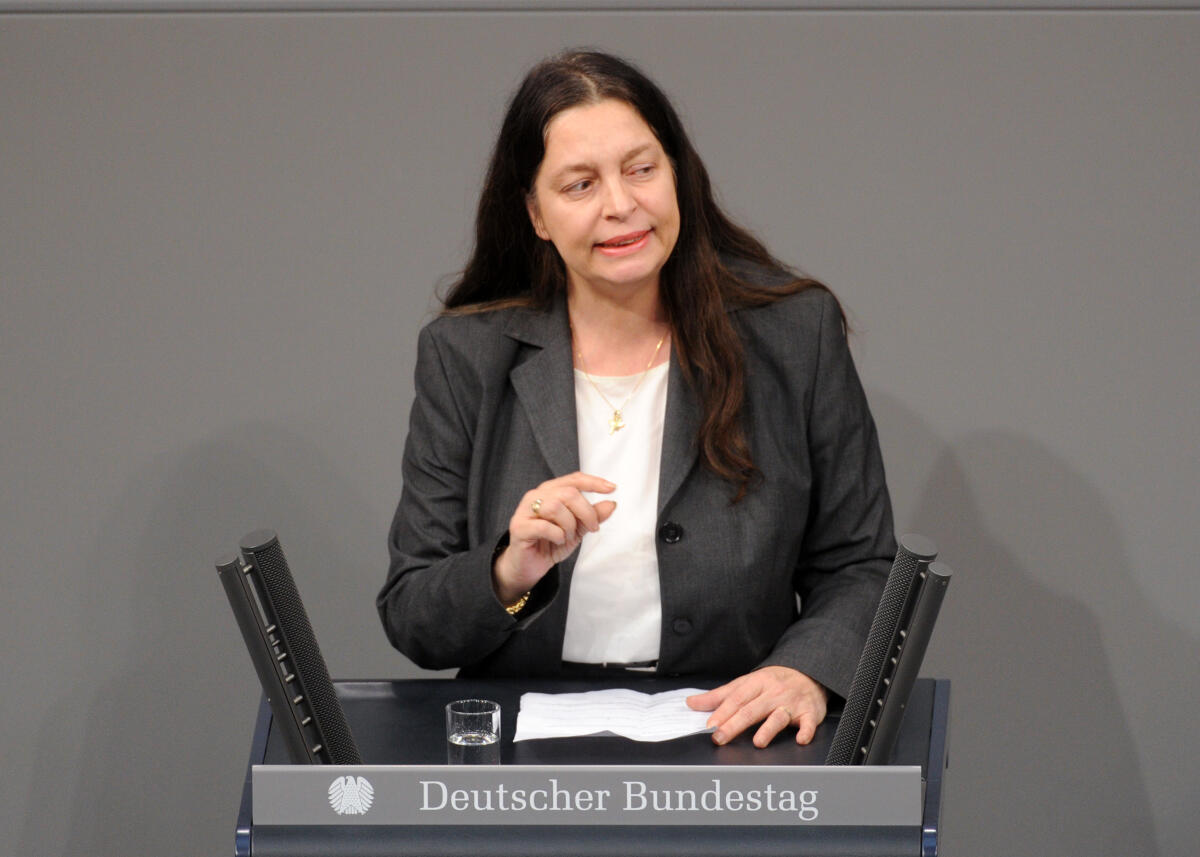 Birgit Malsack-Winkemann, AfD, Bundestagsabgeordnete, Abgeordnete, Mitglied Deutscher Bundestag, MdB, Rede, 4. Sitzung, Top 3, Thema: Bundeswehreinsatz im Irak.; Rednerpult. Malsack-Winkemann, Birgit Birgit Malsack-Winkemann, AfD, Bundestagsabgeordnete, Abgeordnete, Mitglied Deutscher Bundestag, MdB, Rede, 4. Sitzung, Top 3, Thema: Bundeswehreinsatz im Irak.; Rednerpult.