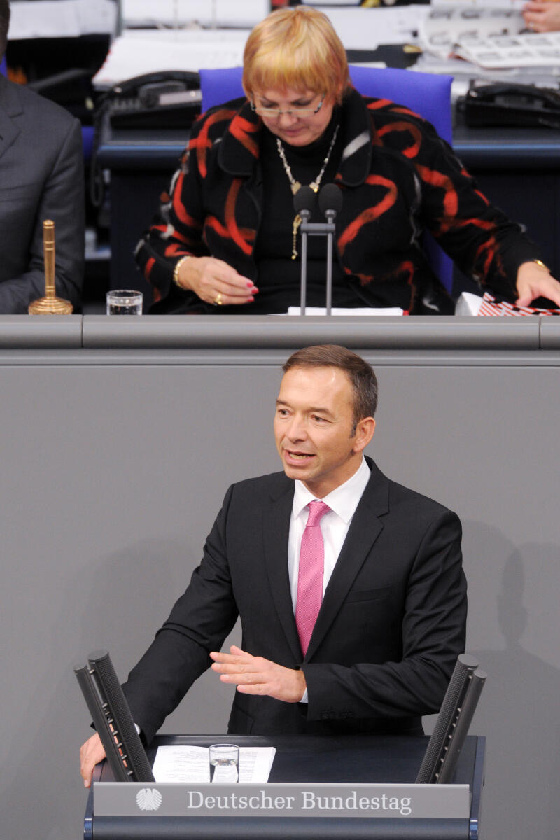 Kober, Pascal; Roth, Claudia Pascal Kober, FDP, Bundestagsabgeordneter, Abgeordneter, Mitglied Deutscher Bundestag, MdB, Rede, 4. Sitzung, Top 5, Thema: Bundeswehreinsatz in Mali (MINUSMA), Vorsitz: Bundestagsvizepräsidentin Claudia Roth, Bündnis 90/Die Grünen.; Rednerpult.