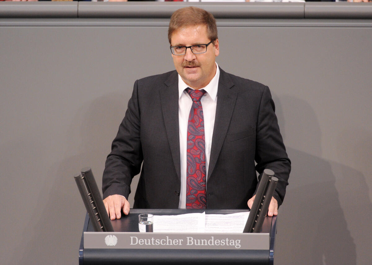 Hebner, Martin Martin Hebner, AfD, Bundestagsabgeordneter, Abgeordneter, Mitglied Deutscher Bundestag, MdB, Rede, 4. Sitzung, ZP 1, Thema: Aktuelle Stunde zu Ständiger Strukturierter Zusammenarbeit, Brexit, Europäischer Rat.; Rednerpult.