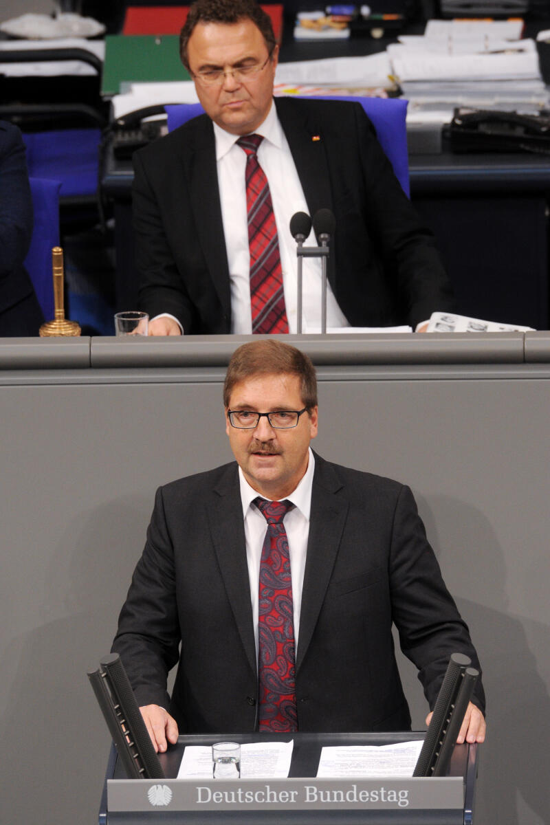 Hebner, Martin; Friedrich, Hans-Peter Martin Hebner, AfD, Bundestagsabgeordneter, Abgeordneter, Mitglied Deutscher Bundestag, MdB, Rede, 4. Sitzung, ZP 1, Thema: Aktuelle Stunde zu Ständiger Strukturierter Zusammenarbeit, Brexit, Europäischer Rat, Vorsitz: Bundestagsvizepräsident Dr. Hans-Peter Friedrich, CDU/CSU.; Rednerpult.
