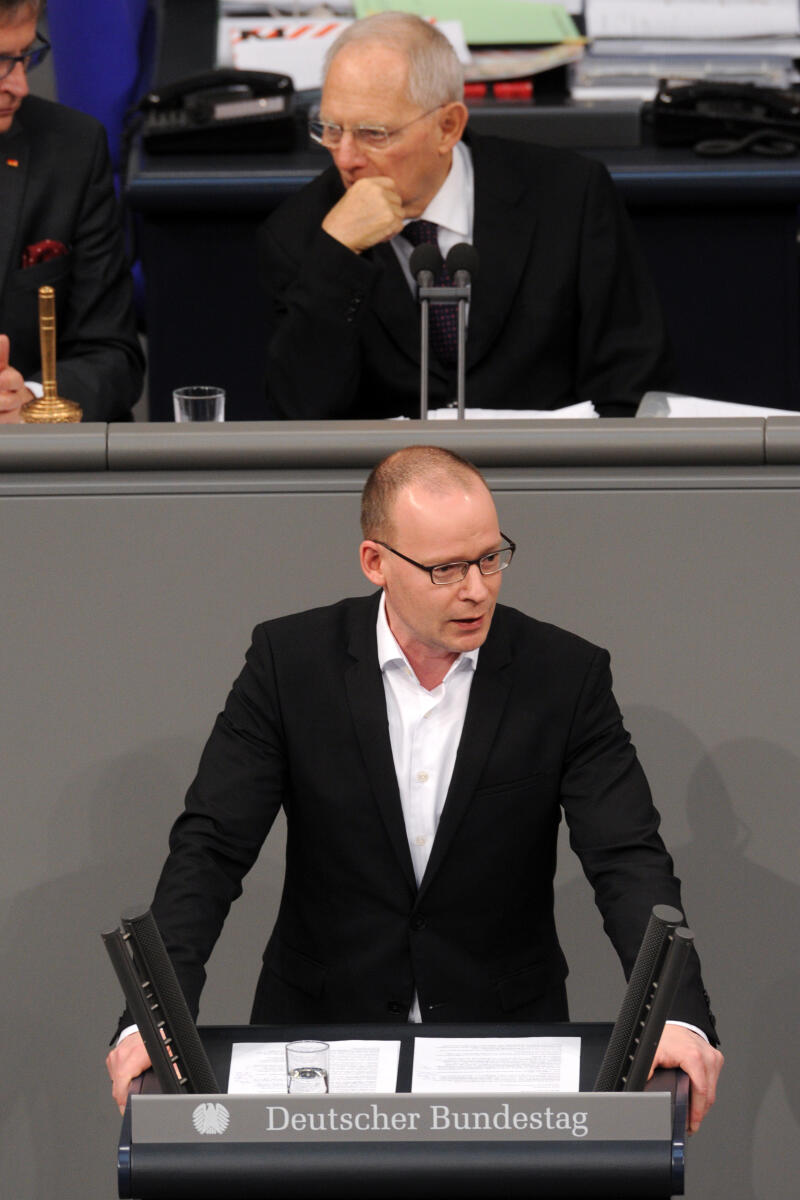 Höhn, Matthias; Schäuble, Wolfgang Matthias Höhn, DIE LINKE, Bundestagsabgeordneter, Abgeordneter, Mitglied Deutscher Bundestag, MdB, Rede, 4. Sitzung, Top 3, Thema: Bundeswehreinsatz im Irak, Vorsitz: Bundestagspräsident Dr. Wolfgang Schäuble, CDU/CSU.; Rednerpult.