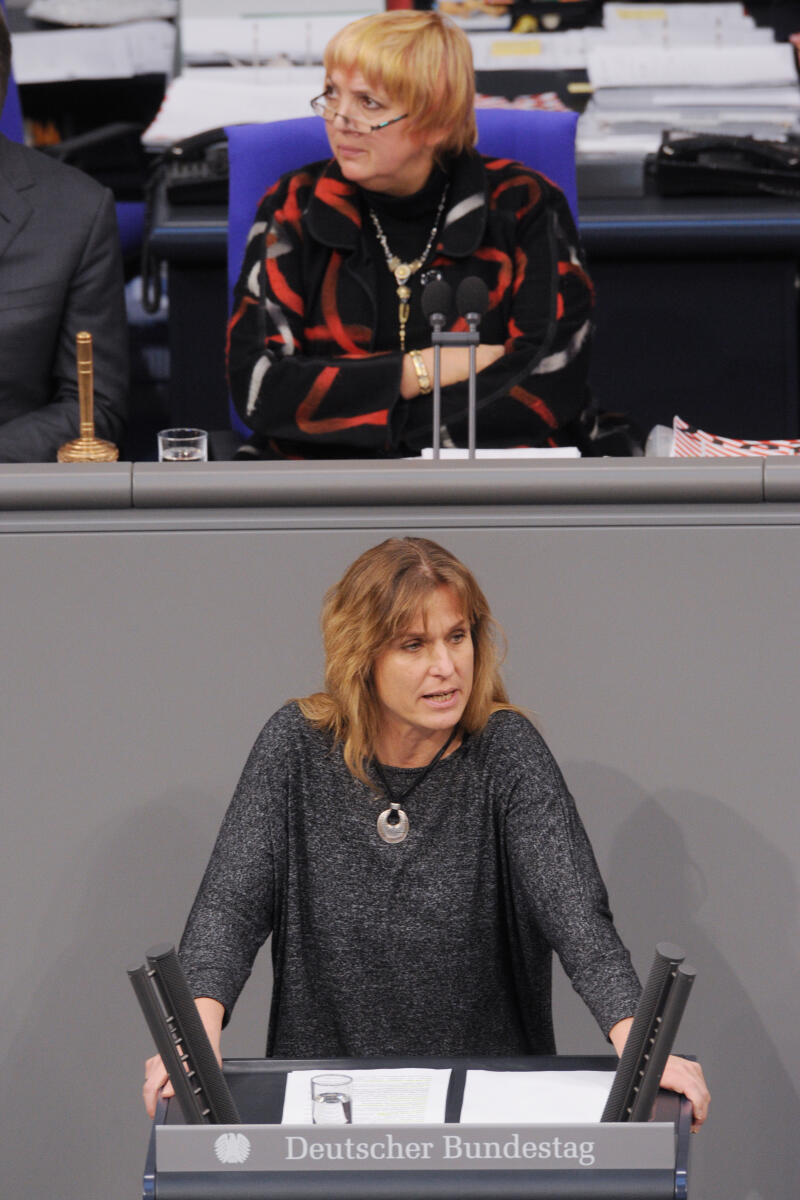 Keul, Katja; Roth, Claudia Katja Keul, Bündnis 90/Die Grünen, Bundestagsabgeordnete, Abgeordnete, Mitglied Deutscher Bundestag, MdB, Rede, 4. Sitzung, Top 5, Thema: Bundeswehreinsatz in Mali (MINUSMA), Vorsitz: Bundestagsvizepräsidentin Claudia Roth, Bündnis 90/Die Grünen.; Rednerpult.