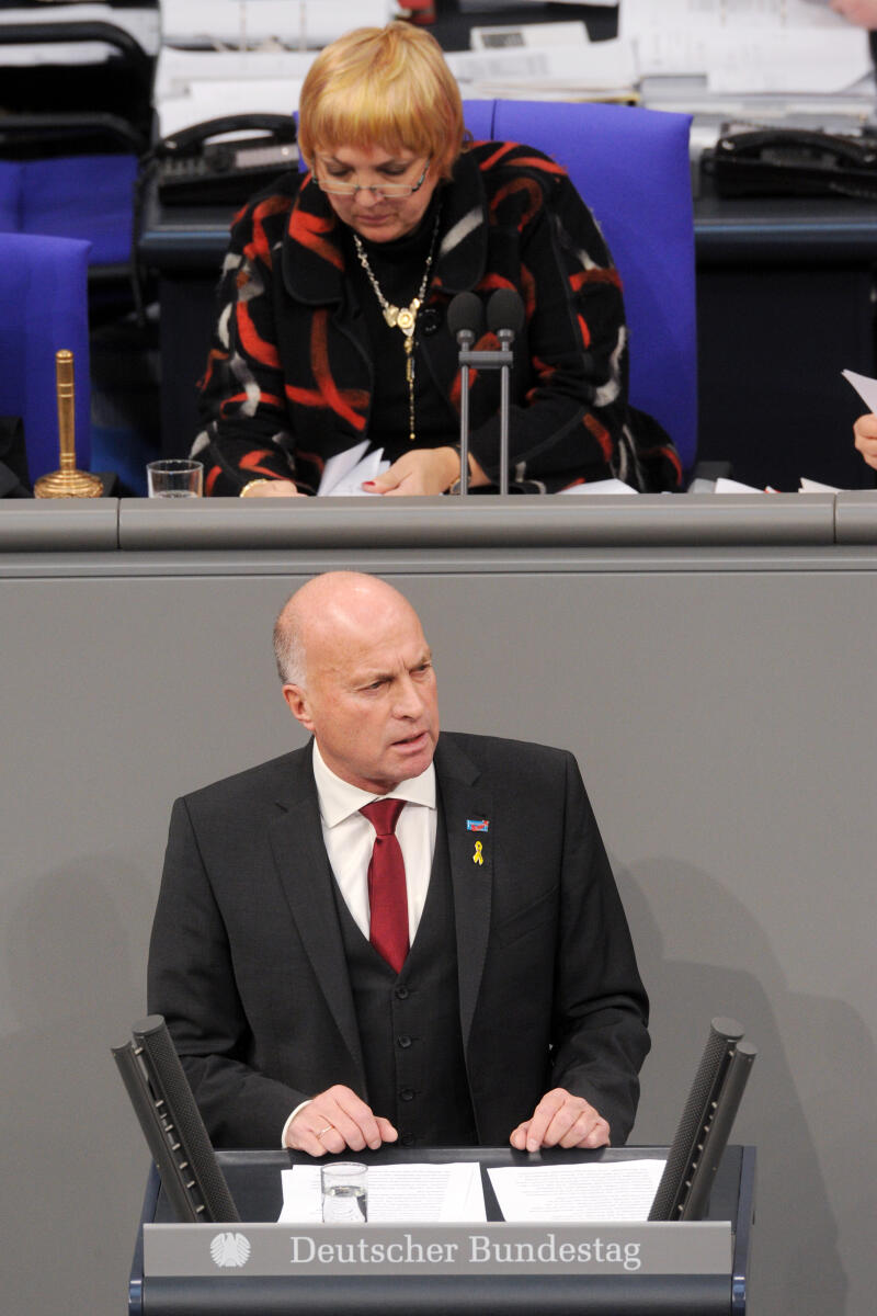 Lucassen, Rüdiger; Roth, Claudia Hans-Rüdiger Lucassen, AfD, Bundestagsabgeordneter, Abgeordneter, Mitglied Deutscher Bundestag, MdB, Rede, 4. Sitzung, ZP 1, Thema: Aktuelle Stunde zu Ständiger Strukturierter Zusammenarbeit, Brexit, Europäischer Rat, Vorsitz: Bundestagsvizepräsidentin Claudia Roth, Bündnis 90/Die Grünen.; Rednerpult.