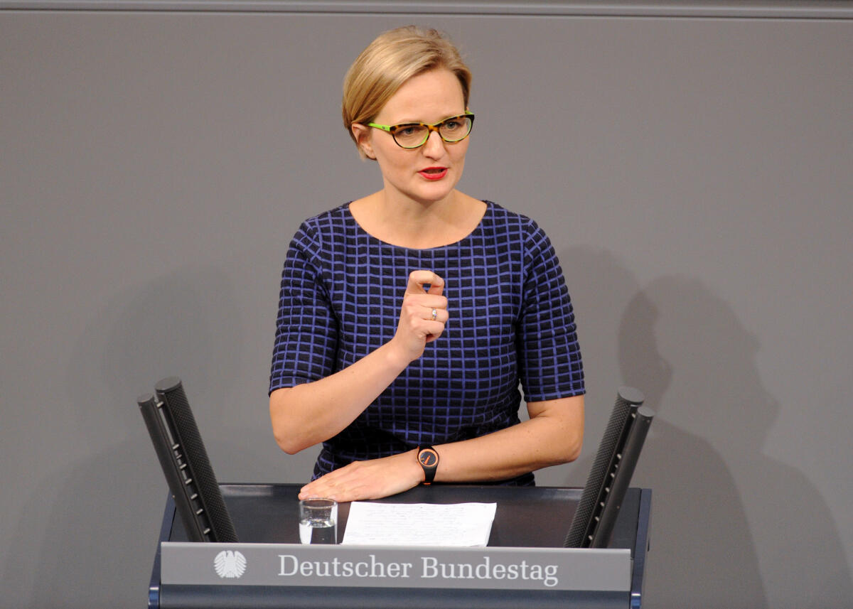 Brantner, Franziska Franziska Brantner, Bündnis 90/Die Grünen, Bundestagsabgeordnete, Abgeordnete, Mitglied Deutscher Bundestag, MdB, Rede, 4. Sitzung, ZP 1, Thema: Aktuelle Stunde zu Ständiger Strukturierter Zusammenarbeit, Brexit, Europäischer Rat.; Rednerpult.