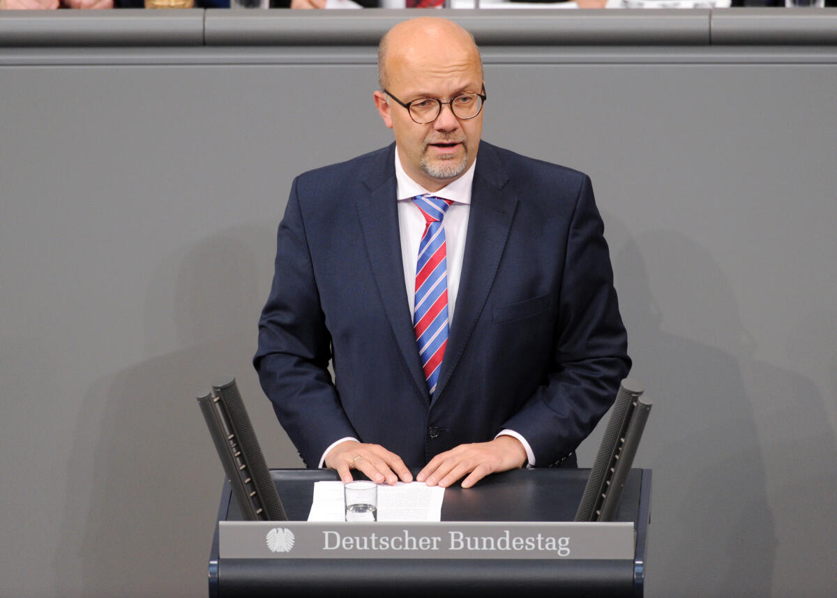 Felgentreu, Fritz Fritz Felgentreu, SPD, Bundestagsabgeordneter, Abgeordneter, Mitglied Deutscher Bundestag, MdB, Rede, 4. Sitzung, ZP 1, Thema: Aktuelle Stunde zu Ständiger Strukturierter Zusammenarbeit, Brexit, Europäischer Rat.; Rednerpult.