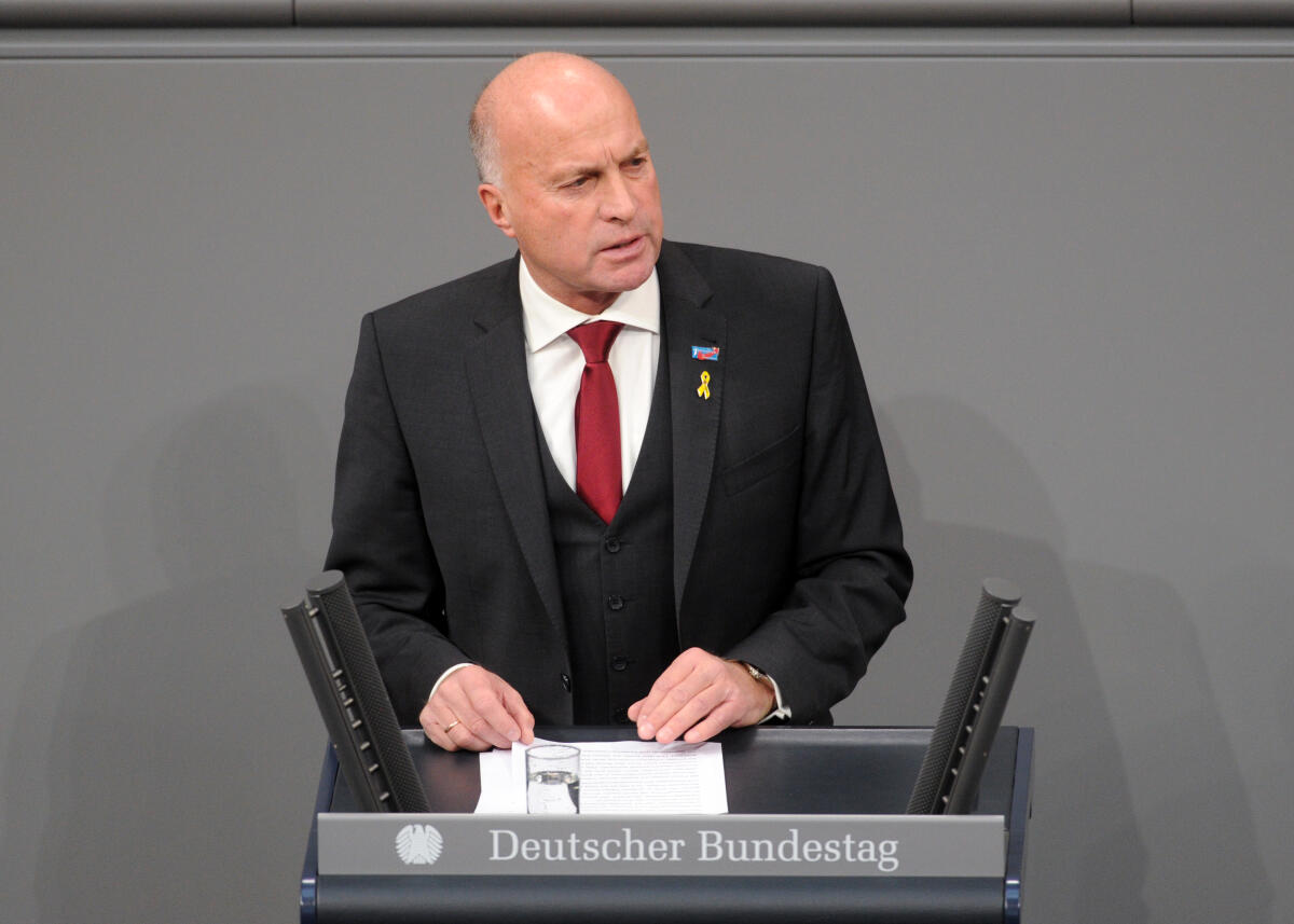 Lucassen, Rüdiger Hans-Rüdiger Lucassen, AfD, Bundestagsabgeordneter, Abgeordneter, Mitglied Deutscher Bundestag, MdB, Rede, 4. Sitzung, ZP 1, Thema: Aktuelle Stunde zu Ständiger Strukturierter Zusammenarbeit, Brexit, Europäischer Rat.; Rednerpult.