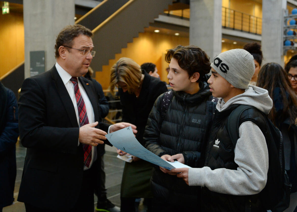 Friedrich, Hans-Peter Bundestagsvizepräsident Dr. Hans-Peter Friedrich, (li), CDU/CSU, nimmt unter dem Weihnachtsbaum im Jakob-Kaiser-Haus des Deutschen Bundestages Politische Forderungen von Kindern und Jugendlichen der Quinoa-Schule Berlin und von Save the Children e. V. für 2018 entgegen.