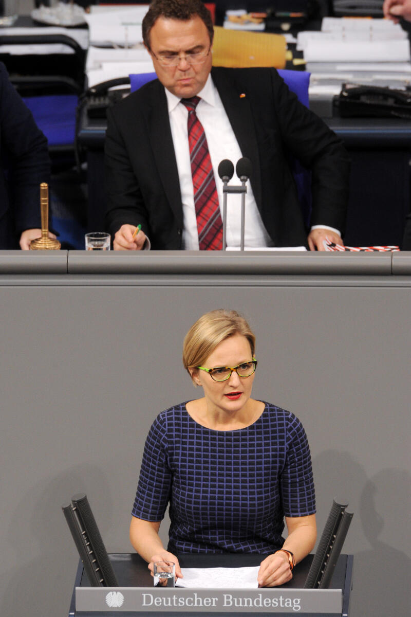 Brantner, Franziska; Friedrich, Hans-Peter Franziska Brantner, Bündnis 90/Die Grünen, Bundestagsabgeordnete, Abgeordnete, Mitglied Deutscher Bundestag, MdB, Rede, 4. Sitzung, ZP 1, Thema: Aktuelle Stunde zu Ständiger Strukturierter Zusammenarbeit, Brexit, Europäischer Rat, Vorsitz: Bundestagsvizepräsident Dr. Hans-Peter Friedrich, CDU/CSU.; Rednerpult.