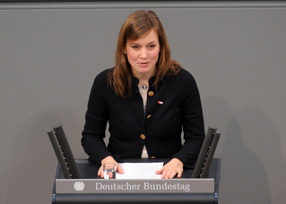 Möller, Siemtje Siemtje Möller, SPD, Bundestagsabgeordnete, Abgeordnete, Mitglied Deutscher Bundestag, MdB, Rede, 4. Sitzung, Top 5, Thema: Bundeswehreinsatz in Mali (MINUSMA).; Rednerpult.