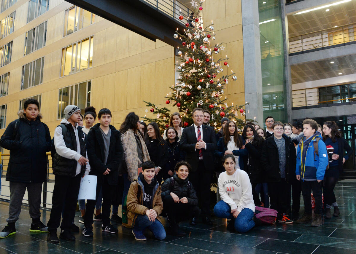 Bundestagsvizepräsident Dr. Hans-Peter Friedrich, (mitte), CDU/CSU, nimmt unter dem Weihnachtsbaum im Jakob-Kaiser-Haus des Deutschen Bundestages Politische Forderungen von Kindern und Jugendlichen der Quinoa-Schule Berlin und von Save the Children e. V. für 2018 entgegen.; Gruppenfoto. Friedrich, Hans-Peter Bundestagsvizepräsident Dr. Hans-Peter Friedrich, (mitte), CDU/CSU, nimmt unter dem Weihnachtsbaum im Jakob-Kaiser-Haus des Deutschen Bundestages Politische Forderungen von Kindern und Jugendlichen der Quinoa-Schule Berlin und von Save the Children e. V. für 2018 entgegen.; Gruppenfoto.