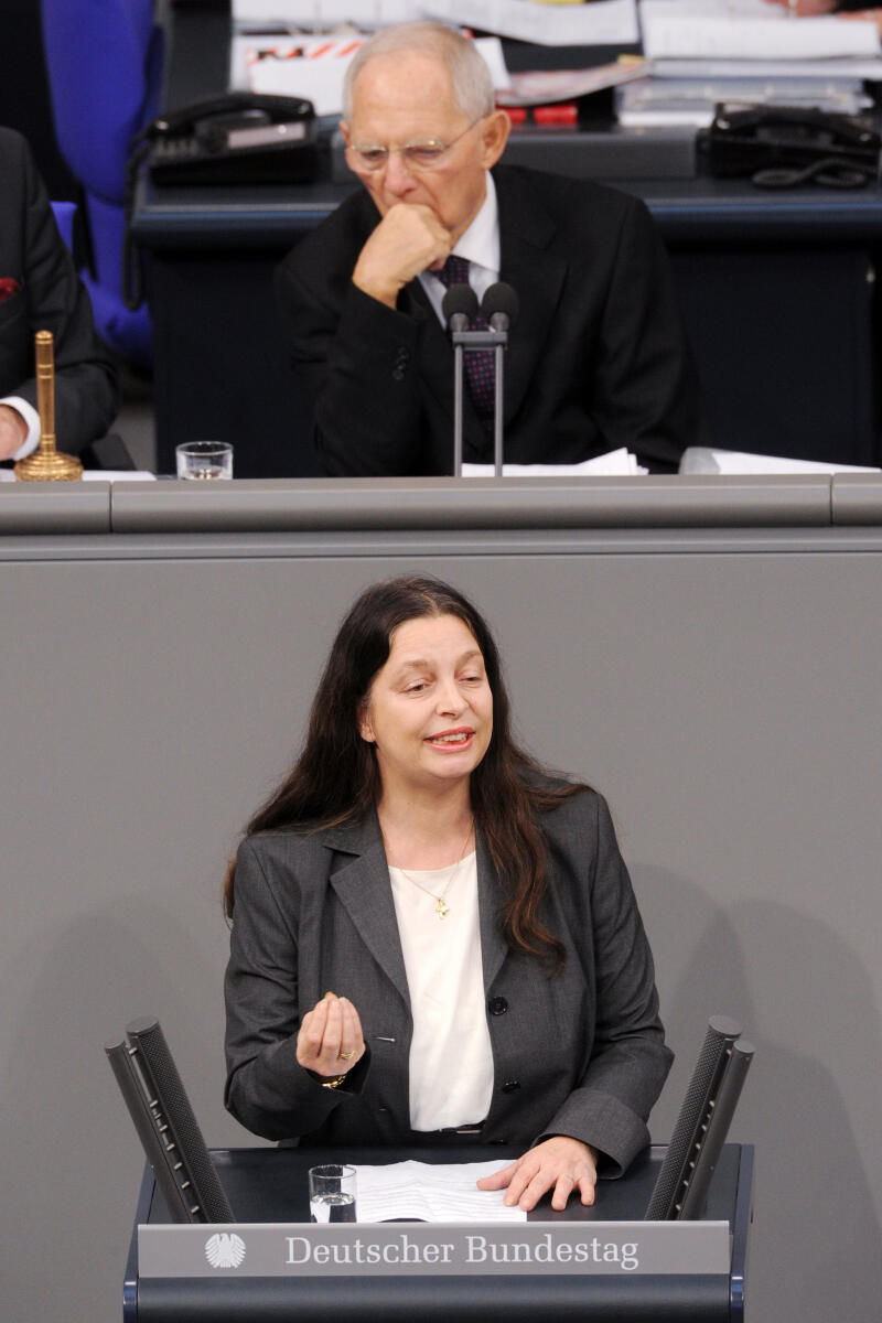 Malsack-Winkemann, Birgit; Schäuble, Wolfgang Birgit Malsack-Winkemann, AfD, Bundestagsabgeordnete, Abgeordnete, Mitglied Deutscher Bundestag, MdB, Rede, 4. Sitzung, Top 3, Thema: Bundeswehreinsatz im Irak, Vorsitz: Bundestagspräsident Dr. Wolfgang Schäuble.; Rednerpult.