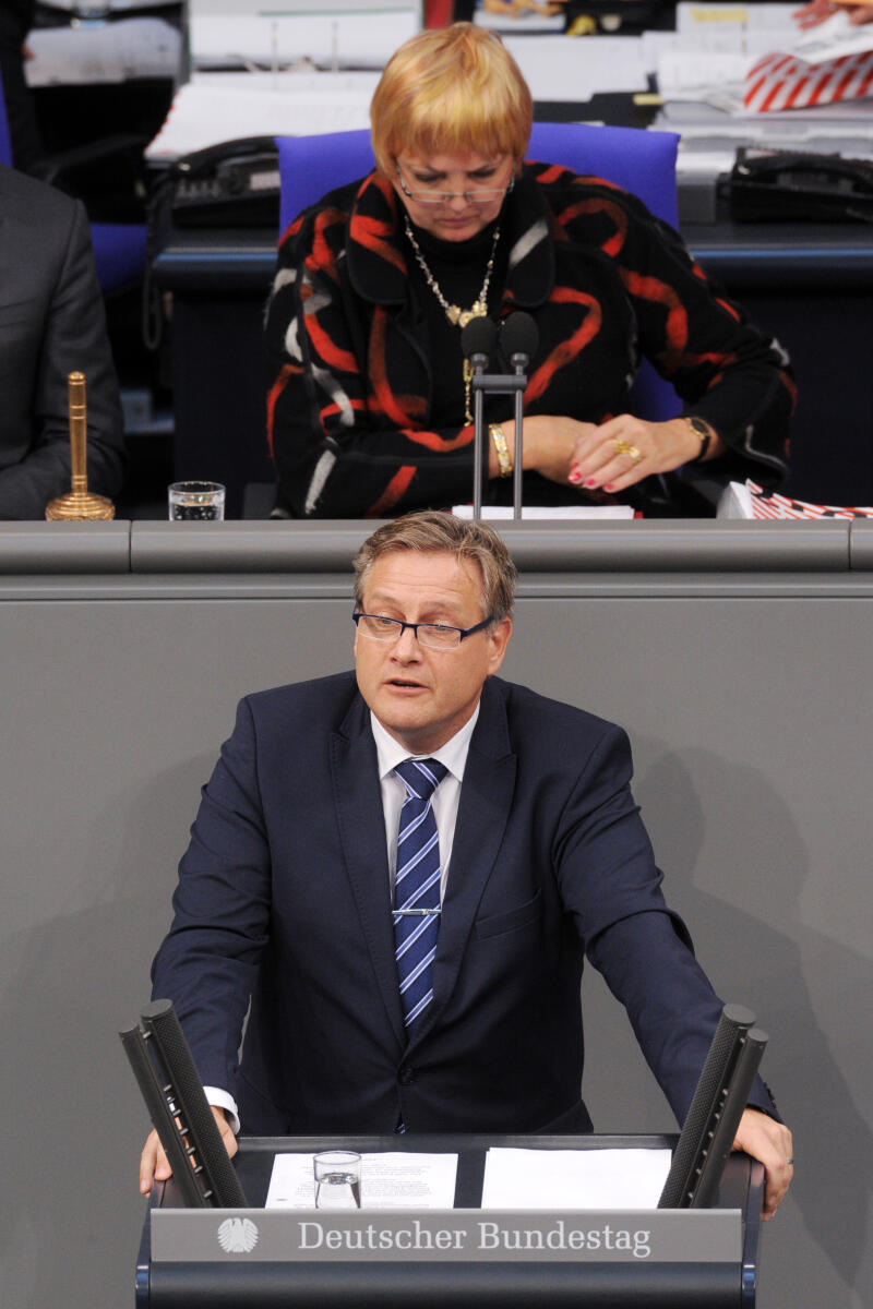 Kestner, Jens; Roth, Claudia Jens Kestner, AfD, Bundestagsabgeordneter, Abgeordneter, Mitglied Deutscher Bundestag, MdB, Rede, 4. Sitzung, Top 5, Thema: Bundeswehreinsatz in Mali (MINUSMA), Vorsitz: Bundestagsvizepräsidentin Claudia Roth, Bündnis 90/Die Grünen.; Rednerpult.