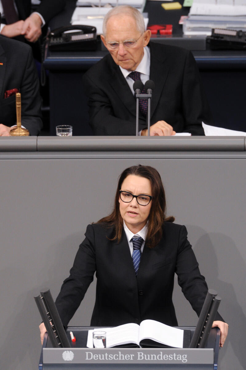 Müntefering, Michelle; Schäuble, Wolfgang Michelle Müntefering, SPD, Bundestagsabgeordnete, Abgeordnete, Mitglied Deutscher Bundestag, MdB, Rede, 4. Sitzung, Top 2, Thema: Bundeswehreinsatz gegen die Terrororganisation IS, Vorsitz: Bundestagspräsident Dr. Wolfgang Schäuble.; Rednerpult.
