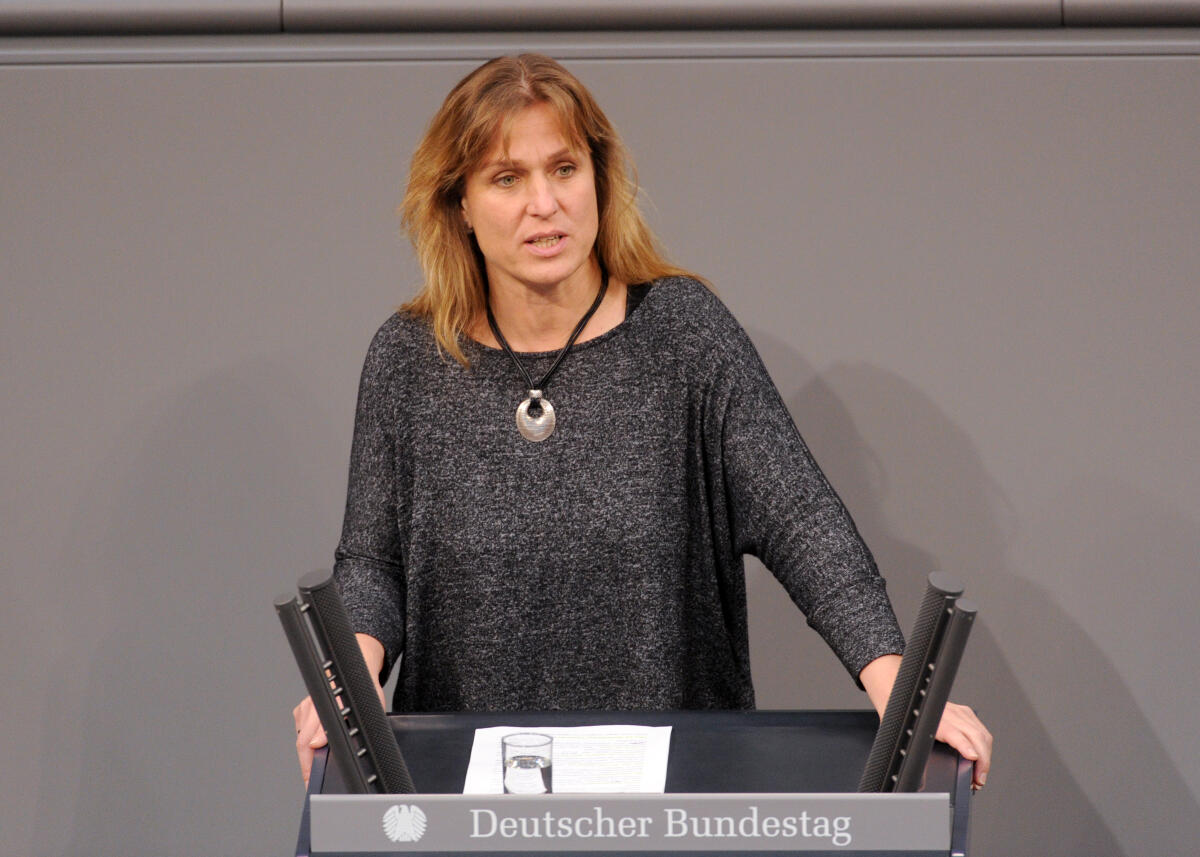 Keul, Katja Katja Keul, Bündnis 90/Die Grünen, Bundestagsabgeordnete, Abgeordnete, Mitglied Deutscher Bundestag, MdB, Rede, 4. Sitzung, Top 5, Thema: Bundeswehreinsatz in Mali (MINUSMA).; Rednerpult.