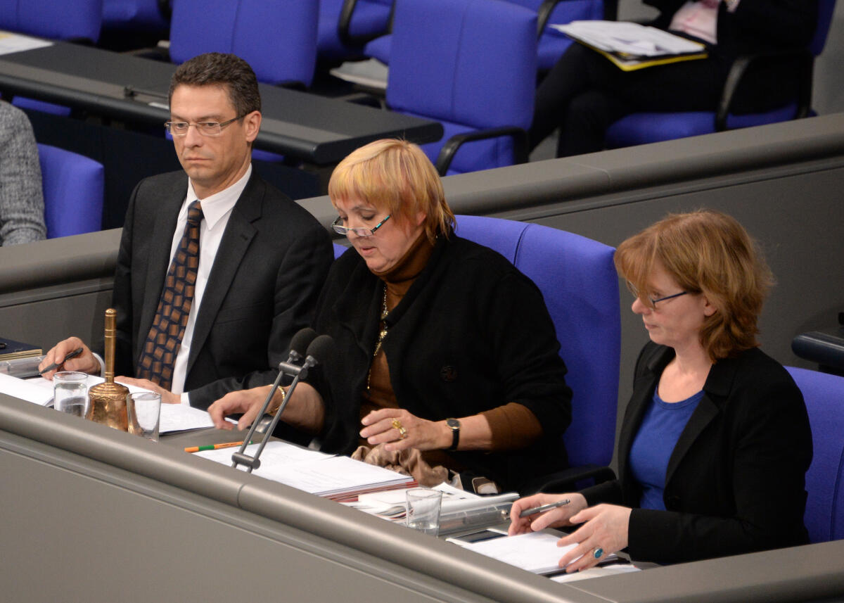 Wiehle, Wolfgang; Rößner, Tabea; Roth, Claudia Schriftführer: Wolfgang Wiehle, AfD, Tabea Rößner, (re), Bündnis 90/Die Grünen, Vorsitz: Bundestagsvizepräsidentin Claudia Roth, (mitte), Bündnis 90/Die Grünen.; 5. Sitzung Deutscher Bundestag.