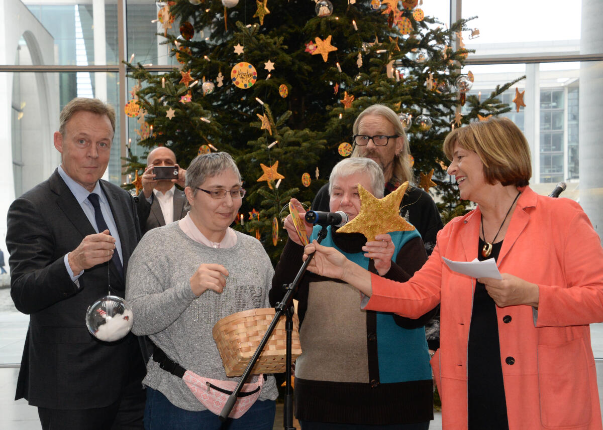Bundestagsvizepräsident Thomas Oppermann, (li), SPD, nimmt im Beisein der Vorsitzenden der Bundesvereinigung der Lebenshilfe e. V., Ulla Schmidt, (re), in der Halle des Paul-Löbe-Hauses vor der spreeseitigen Fensterfront den Weihnachtsbaum der Bundesvereinigung der Lebenshilfe e. V. entgegen. Der Chor der Lebenshilfe Hannover umrahmt die Übergabe musikalisch.; Weihnachten, Weihnacht, Baum. Oppermann, Thomas; Schmidt, Ulla Bundestagsvizepräsident Thomas Oppermann, (li), SPD, nimmt im Beisein der Vorsitzenden der Bundesvereinigung der Lebenshilfe e. V., Ulla Schmidt, (re), in der Halle des Paul-Löbe-Hauses vor der spreeseitigen Fensterfront den Weihnachtsbaum der Bundesvereinigung der Lebenshilfe e. V. entgegen. Der Chor der Lebenshilfe Hannover umrahmt die Übergabe musikalisch.; Weihnachten, Weihnacht, Baum.