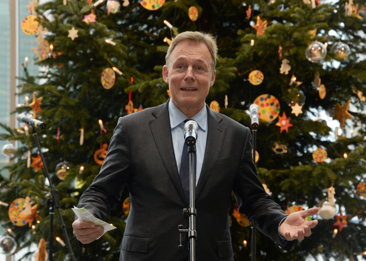 Oppermann, Thomas Bundestagsvizepräsident Thomas Oppermann, SPD, nimmt im Beisein der Vorsitzenden der Bundesvereinigung der Lebenshilfe e. V., Ulla Schmidt, (re), in der Halle des Paul-Löbe-Hauses vor der spreeseitigen Fensterfront den Weihnachtsbaum der Bundesvereinigung der Lebenshilfe e. V. entgegen. Der Chor der Lebenshilfe Hannover umrahmt die Übergabe musikalisch.; Weihnachten, Weihnacht, Baum.