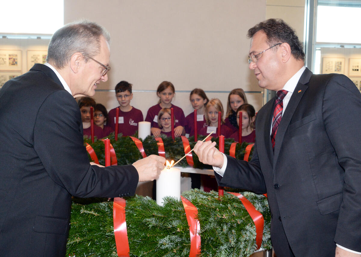 Friedrich, Hans-Peter Bundestagsvizepräsident Dr. Hans-Peter Friedrich, (re), CDU/CSU, nimmt im Namen des Bundestages den Adventskranz vom Evangelischen Werk für Diakonie und Entwicklung e. V. entgegen. Der Kinderchor des Evangelischen Johannesstifts Berlin begleitet die Übergabe musikalisch.; Advent, Adventszeit, Kerzen.