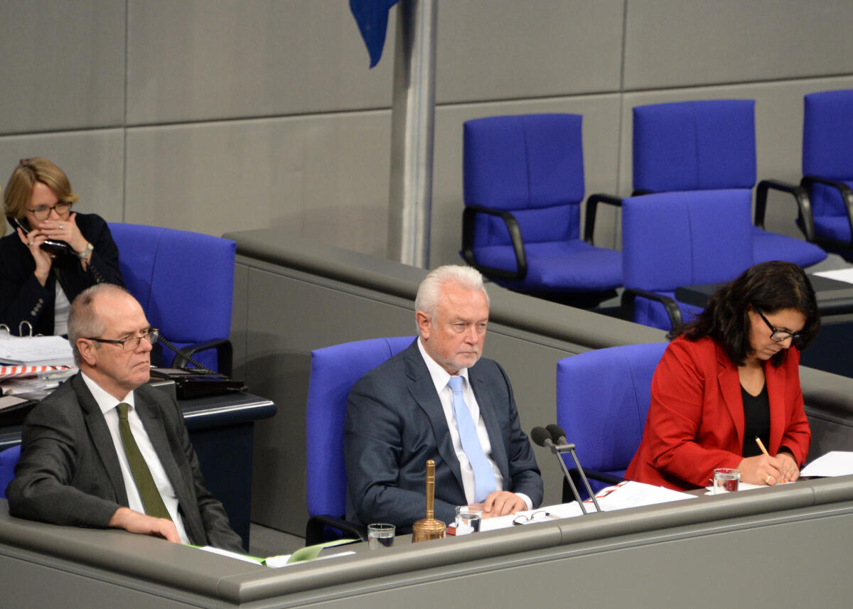 Kubicki, Wolfgang; Ostendorff, Friedrich; Yüksel, Gülistan Deutscher Bundestag, 3. Sitzung, Vorsitz: Bundestagsvizepräsident Wolfgang Kubicki, FDP,  Schriftführer: Friedrich Ostendorff, (li), Bündnis 90/Die Grünen, Gülistan Yüksel, (re), SPD.