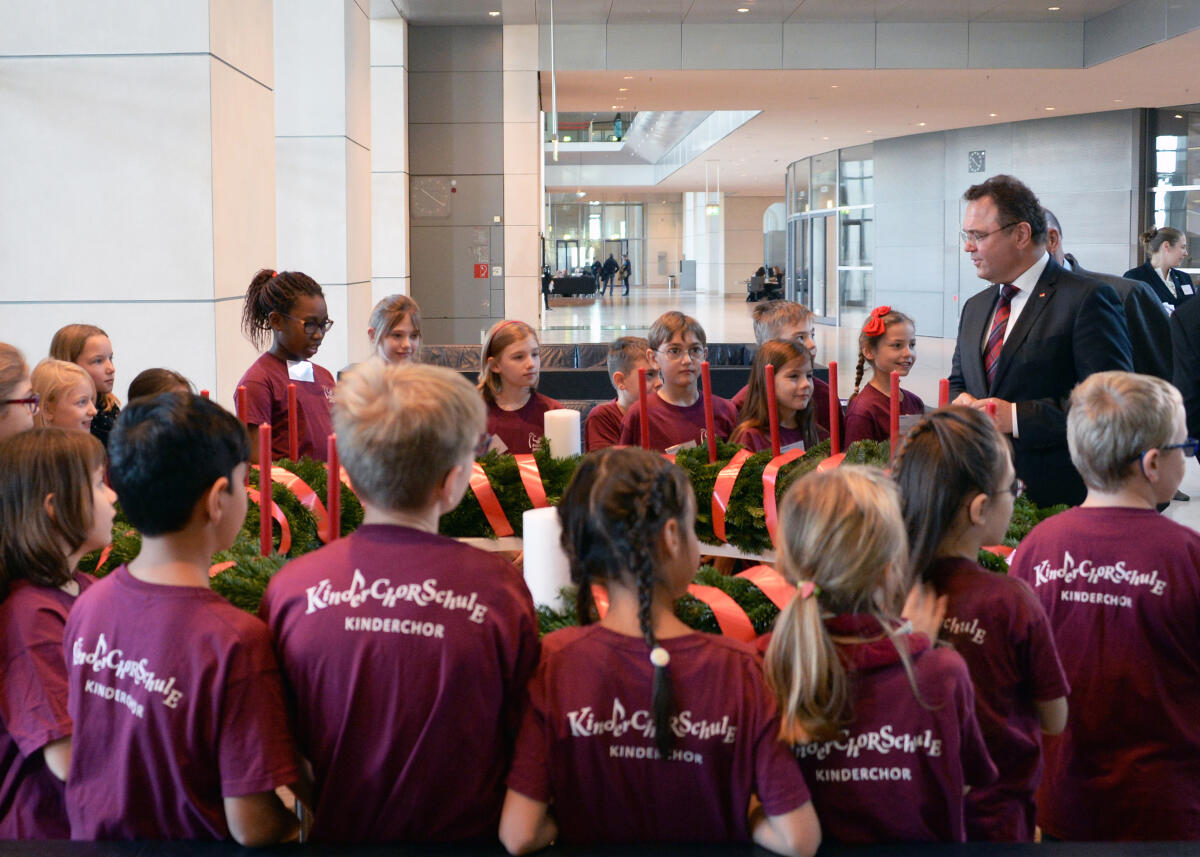 Friedrich, Hans-Peter Bundestagsvizepräsident Dr. Hans-Peter Friedrich, (re), CDU/CSU, nimmt im Namen des Bundestages den Adventskranz vom Evangelischen Werk für Diakonie und Entwicklung e. V. entgegen. Der Kinderchor des Evangelischen Johannesstifts Berlin begleitet die Übergabe musikalisch.; Übersicht, Advent, Adventszeit.