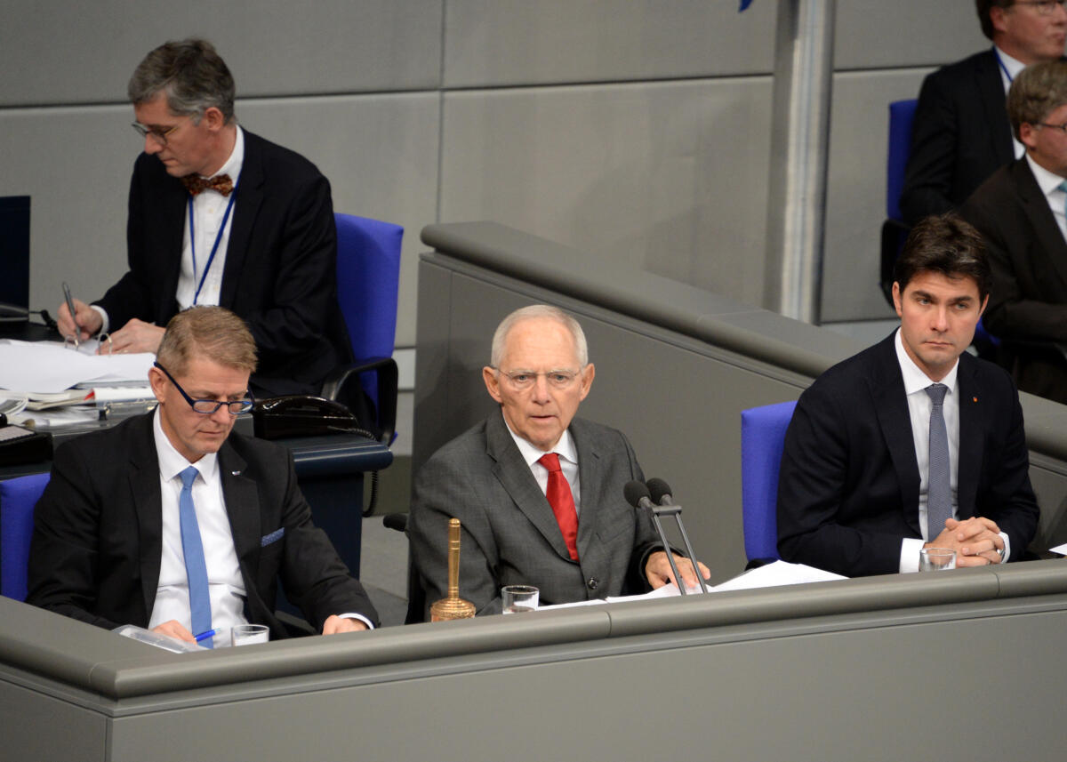 Schäuble, Wolfgang; Hilse, Karsten; Helfrich, Mark Deutscher Bundestag, 3. Sitzung, Vorsitz: Bundestagspräsident Dr. Wolfgang Schäuble, CDU/CSU, Schriftführer: Karsten Hilse, (li), AfD, Mark Helfrich, (re), CDU/CSU.