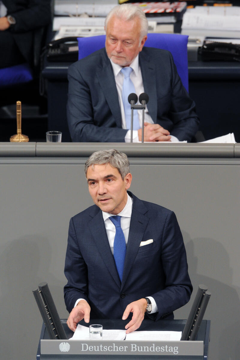 Harbarth, Stephan; Kubicki, Wolfgang Stephan Harbarth, CDU/CSU, Bundestagsabgeordneter, Abgeordneter, Mitglied Deutscher Bundestag, MdB, Rede, 3. Sitzung, TOP 14, Thema:  Förderung der Rückkehr syrischer Flüchtlinge, Vorsitz: Bundestagsvizepräsident Wolfgang Kubicki, FDP.; Rednerpult.