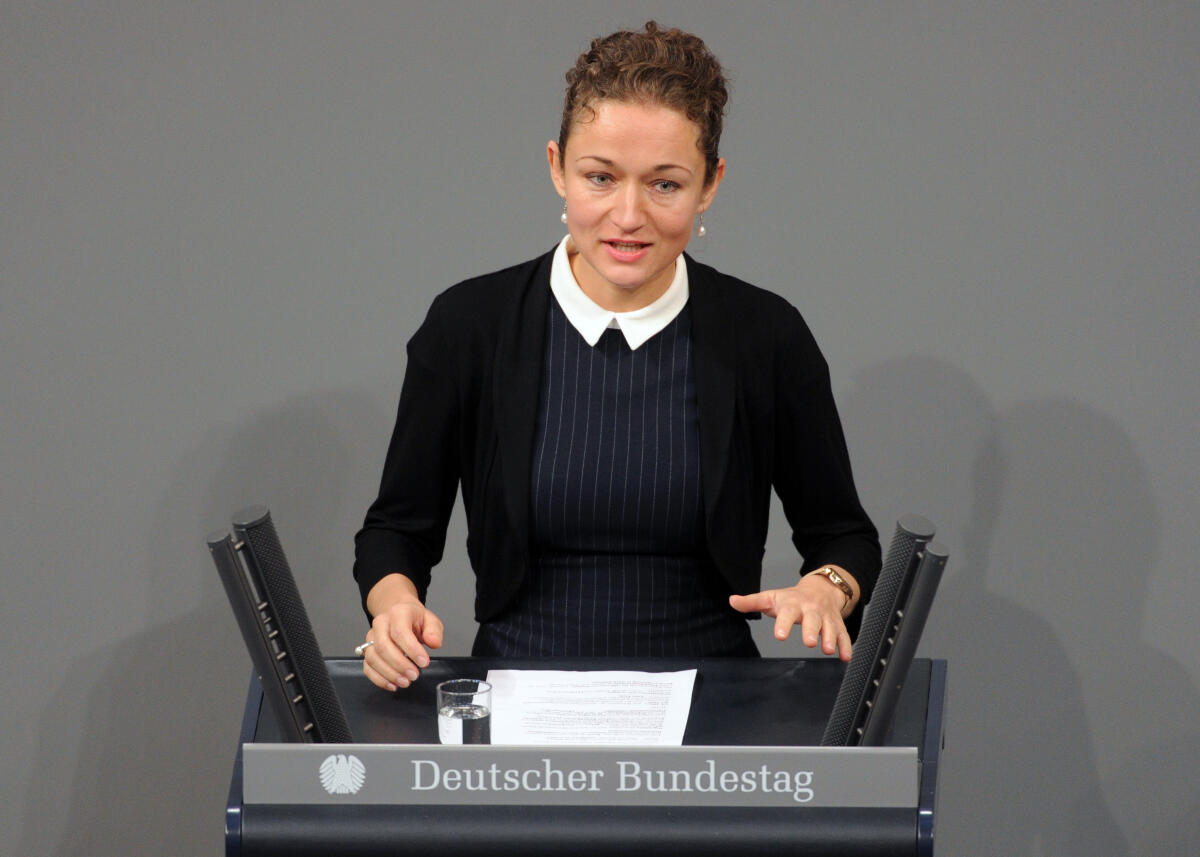 Nastic, Zaklin Zaklin Nastic, DIE LINKE, Bundestagsabgeordnete, Abgeordnete, Mitglied Deutscher Bundestag, MdB, Rede, 3. Sitzung, TOP 13, Thema:  Entwurf eines Einwanderungsgesetzes.; Rednerpult.