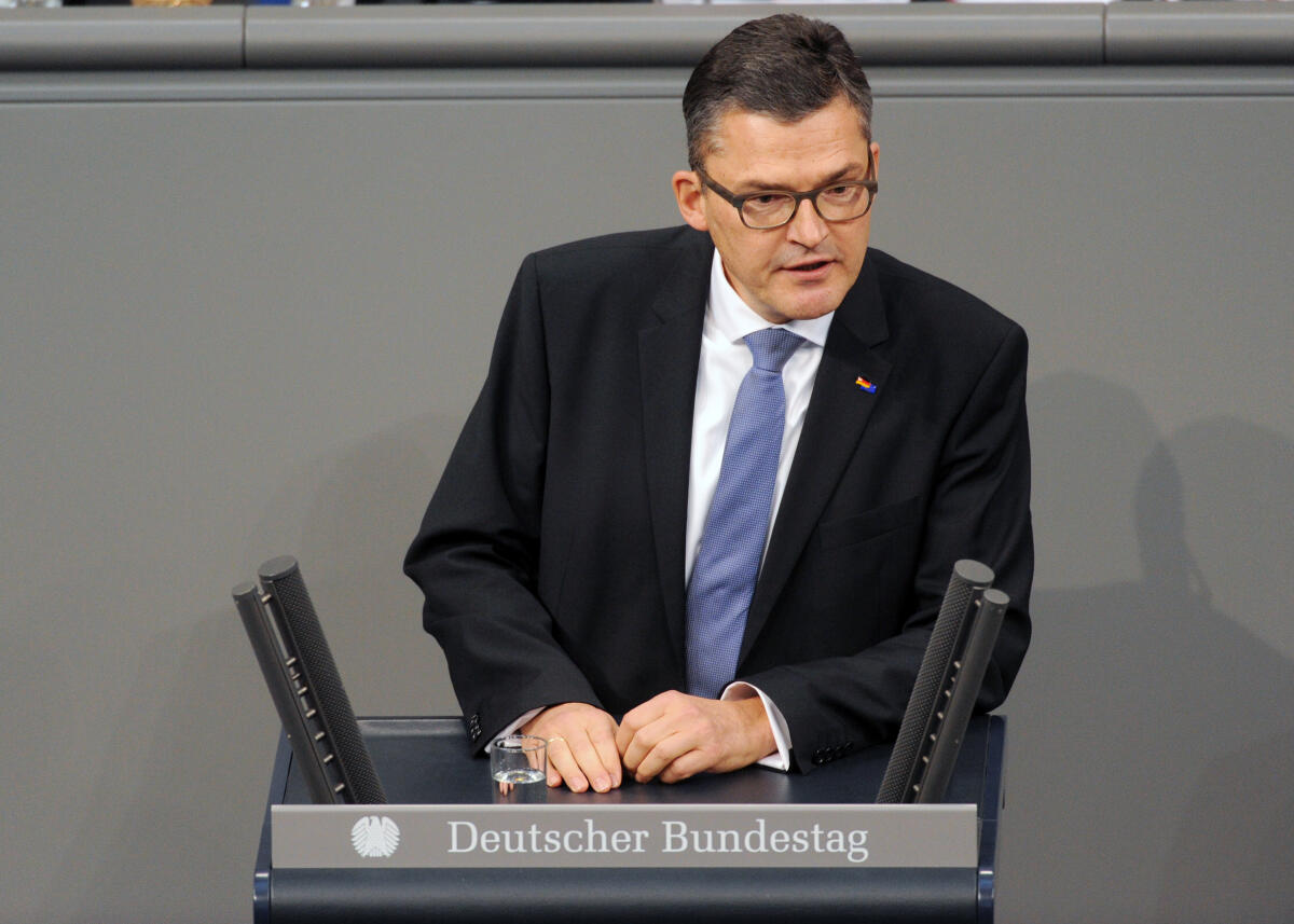 Kiesewetter, Roderich Roderich Kiesewetter, CDU/CSU, Bundestagsabgeordneter, Abgeordneter, Mitglied Deutscher Bundestag, MdB, Rede, 3. Sitzung, ZP 5, Thema: Aktuelle Stunde zur Lage im Nahen- und Mittleren Osten.; Rednerpult.