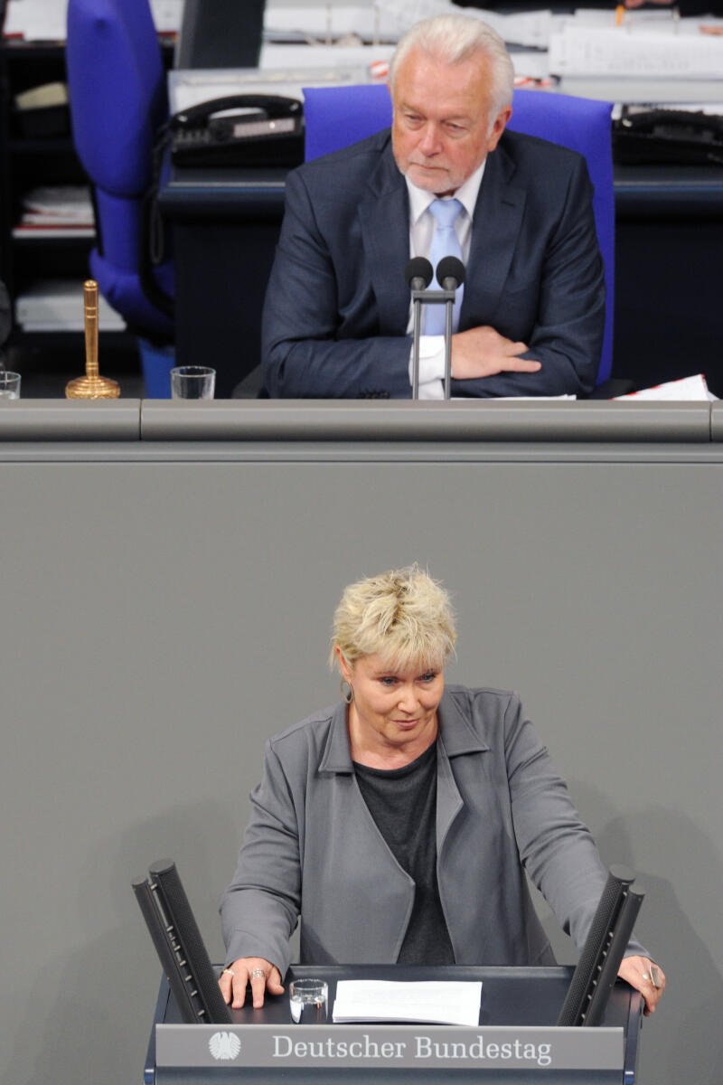 Heinrich, Gabriela; Kubicki, Wolfgang Gabriela Heinrich, SPD, Bundestagsabgeordnete, Abgeordnete, Mitglied Deutscher Bundestag, MdB, Rede, 3. Sitzung, ZP 5, Thema: Aktuelle Stunde zur Lage im Nahen- und Mittleren Osten, Vorsitz: Bundestagsvizepräsident Wolfgang Kubicki, FDP.; Rednerpult.