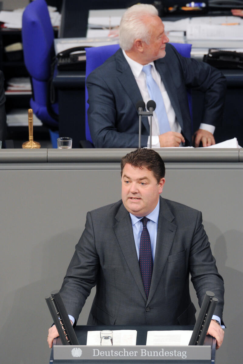 Heveling, Ansgar; Kubicki, Wolfgang Ansgar Heveling, CDU/CSU, Bundestagsabgeordneter, Abgeordneter, Mitglied Deutscher Bundestag, MdB, Rede, 3. Sitzung, TOP 13, Thema:  Entwurf eines Einwanderungsgesetzes, Vorsitz: Bundestagsvizepräsident Wolfgang Kubicki, FDP.; Rednerpult.