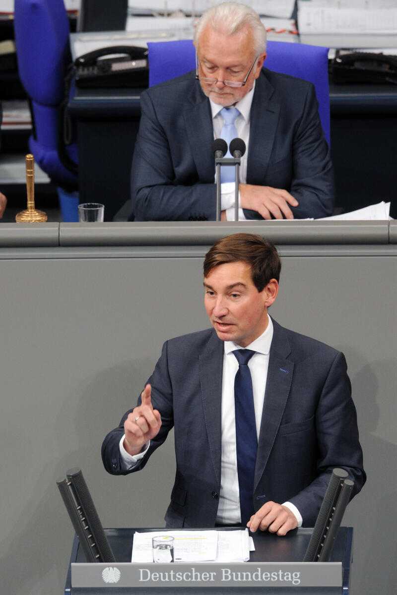 Hartmann, Sebastian; Kubicki, Wolfgang Sebastian Hartmann, SPD, Bundestagsabgeordneter, Abgeordneter, Mitglied Deutscher Bundestag, MdB, Rede, 3. Sitzung, TOP 13, Thema:  Entwurf eines Einwanderungsgesetzes, Vorsitz: Bundestagsvizepräsident Wolfgang Kubicki, FDP.; Rednerpult.