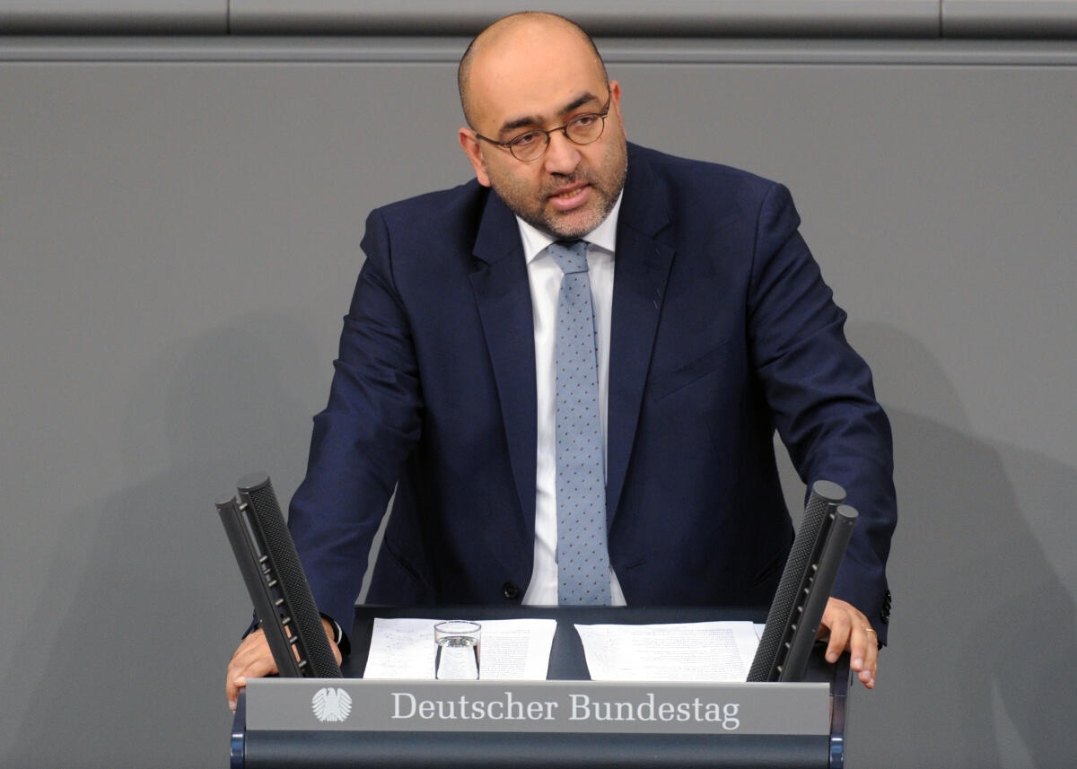 Nouripour, Omid Omid Nouripour, Bündnis 90/Die Grünen Bundestagsabgeordneter, Abgeordneter, Mitglied Deutscher Bundestag, MdB, Rede, 3. Sitzung, TOP 12, Thema: Bundeswehreinsatz im Irak.; Rednerpult.