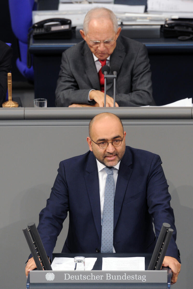 Nouripour, Omid; Schäuble, Wolfgang Omid Nouripour, Bündnis 90/Die Grünen Bundestagsabgeordneter, Abgeordneter, Mitglied Deutscher Bundestag, MdB, Rede, 3. Sitzung, TOP 12, Thema: Bundeswehreinsatz im Irak, Vorsitz: Bundestagspräsident Dr. Wolfgang Schäuble, CDU/CSU.; Rednerpult.