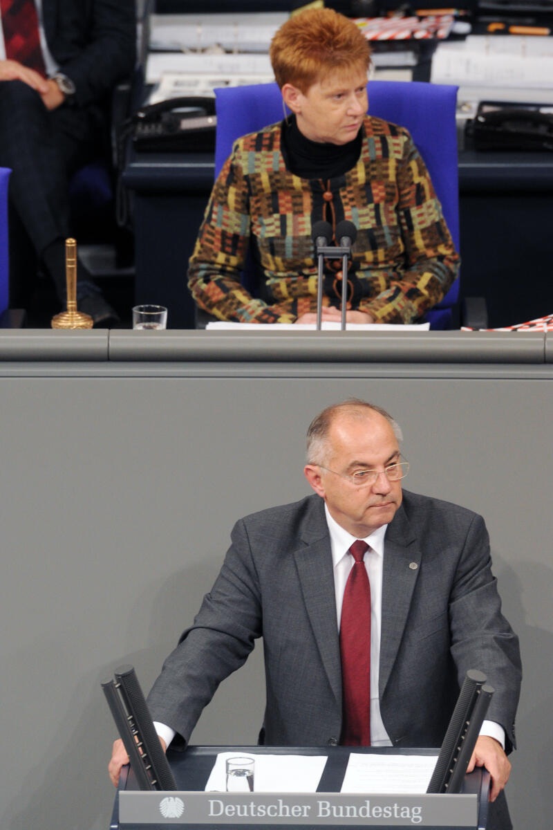 Juratovic, Josip; Pau, Petra Josip Juratovic, SPD, Bundestagsabgeordneter, Abgeordneter, Mitglied Deutscher Bundestag, MdB, Rede, 3. Sitzung, TOP 14, Thema:  Förderung der Rückkehr syrischer Flüchtlinge, Vorsitz: Bundestagsvizepräsidentin Petra Pau, DIE LINKE.; Rednerpult.