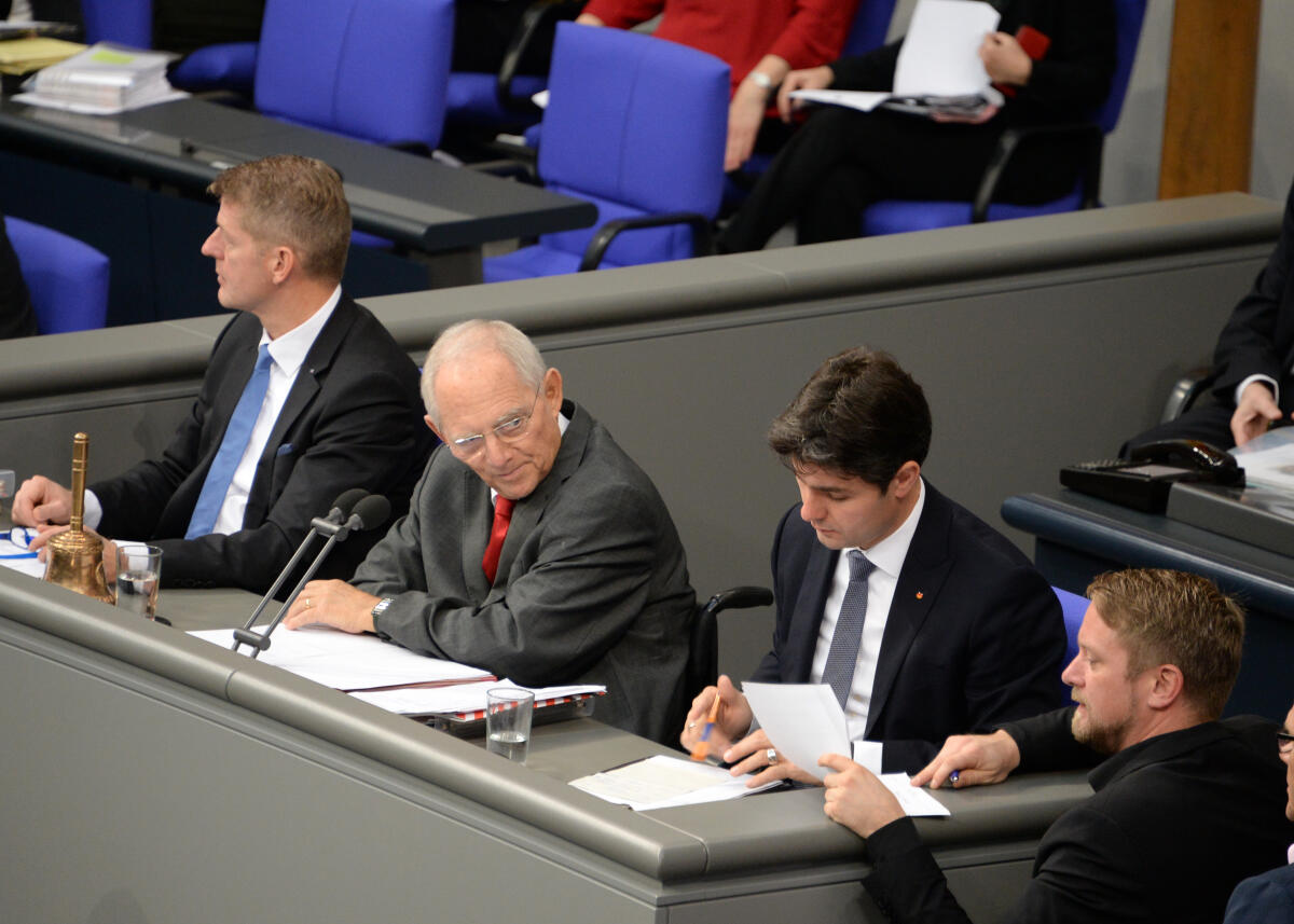 Schäuble, Wolfgang; Hilse, Karsten; Helfrich, Mark Deutscher Bundestag, 3. Sitzung, Vorsitz: Bundestagspräsident Dr. Wolfgang Schäuble, CDU/CSU, Schriftführer: Karsten Hilse, (li), AfD, Mark Helfrich, (re), CDU/CSU.