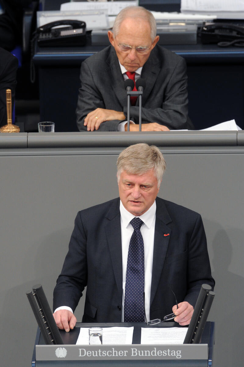 Oehme, Ulrich; Schäuble, Wolfgang Ulrich Oehme, AfD, Bundestagsabgeordneter, Abgeordneter, Mitglied Deutscher Bundestag, MdB, Rede, 3. Sitzung, TOP 12, Thema: Bundeswehreinsatz im Irak, Vorsitz: Bundestagspräsident Dr. Wolfgang Schäuble, CDU/CSU.; Rednerpult.