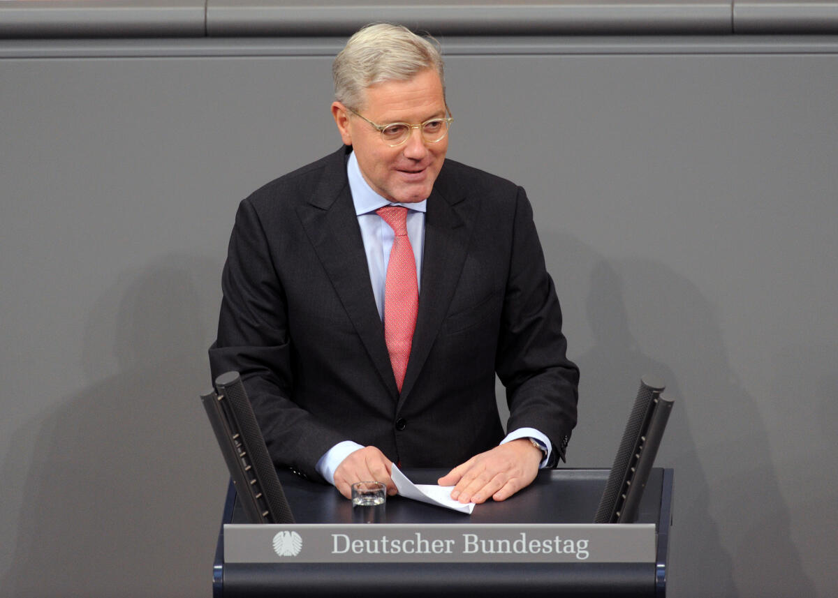 Röttgen, Norbert Norbert Röttgen, CDU/CSU, Bundestagsabgeordneter, Abgeordneter, Mitglied Deutscher Bundestag, MdB, Rede, 3. Sitzung, ZP 5, Thema: Aktuelle Stunde zur Lage im Nahen- und Mittleren Osten.; Rednerpult.