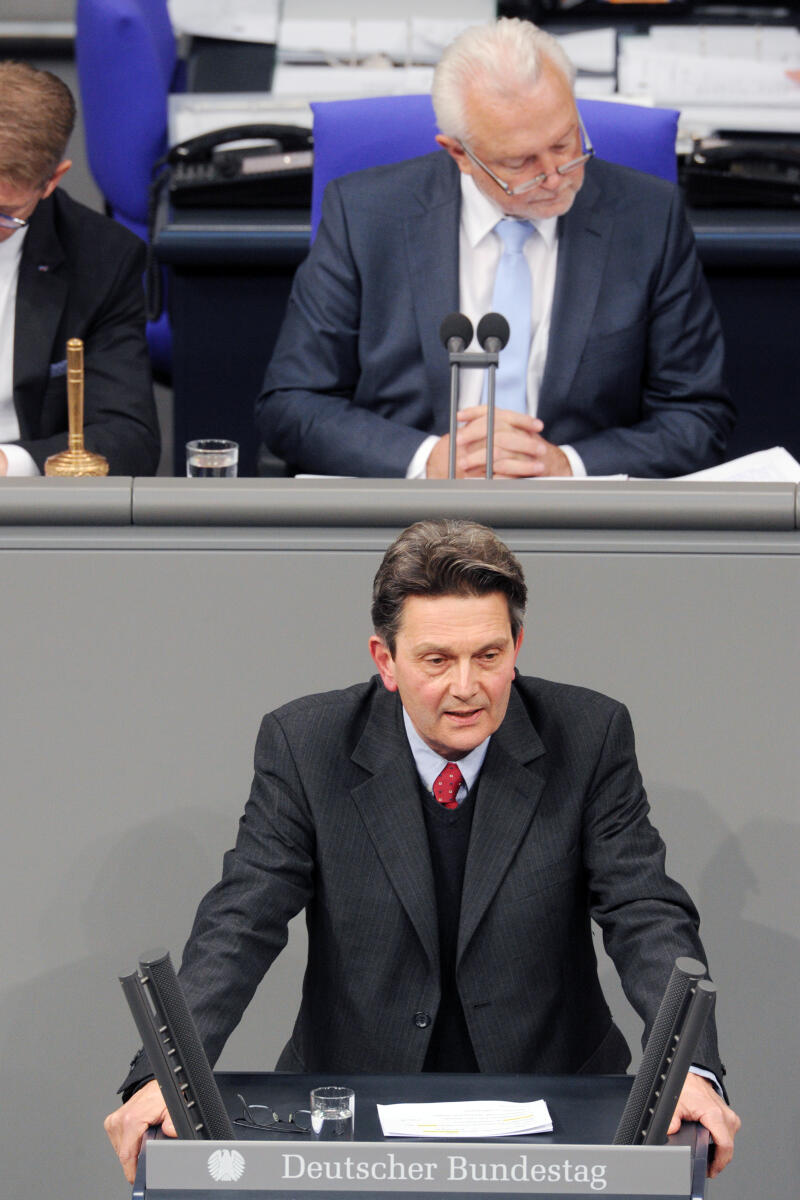 Mützenich, Rolf; Kubicki, Wolfgang Rolf Mützenich, SPD, Bundestagsabgeordneter, Abgeordneter, Mitglied Deutscher Bundestag, MdB, Rede, 3. Sitzung, ZP 5, Thema: Aktuelle Stunde zur Lage im Nahen- und Mittleren Osten, Vorsitz: Bundestagsvizepräsident Wolfgang Kubicki, FDP.; Rednerpult.