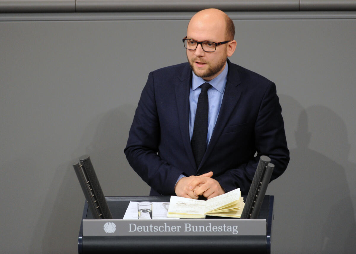 Sarrazin, Manuel Manuel Sarrazin, Bündnis 90/Die Grünen, Bundestagsabgeordneter, Abgeordneter, Mitglied Deutscher Bundestag, MdB, Rede, 2. Sitzung, TOP 9, Thema: Rechtskonfomität der Euro-Stabilisierung.; Rednerpult.