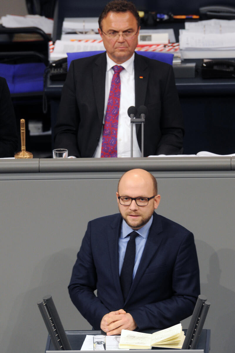 Manuel Sarrazin, Bündnis 90/Die Grünen, Bundestagsabgeordneter, Abgeordneter, Mitglied Deutscher Bundestag, MdB, Rede, 2. Sitzung, TOP 9, Thema: Rechtskonfomität der Euro-Stabilisierung, Vorsitz: Bundestagsvizepräsident Dr. Hans-Peter Friedrich, CDU/CSU.; Rednerpult. Sarrazin, Manuel; Friedrich, Hans-Peter Manuel Sarrazin, Bündnis 90/Die Grünen, Bundestagsabgeordneter, Abgeordneter, Mitglied Deutscher Bundestag, MdB, Rede, 2. Sitzung, TOP 9, Thema: Rechtskonfomität der Euro-Stabilisierung, Vorsitz: Bundestagsvizepräsident Dr. Hans-Peter Friedrich, CDU/CSU.; Rednerpult.
