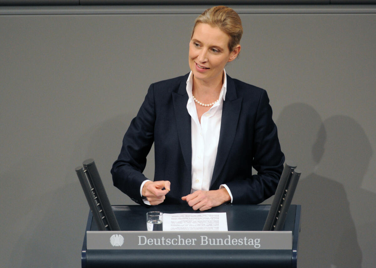 Weidel, Alice Alice Weidel, AfD, Bundestagsabgeordnete, Abgeordnete, Mitglied Deutscher Bundestag, MdB, Rede, 2. Sitzung, TOP 9, Thema: Rechtskonfomität der Euro-Stabilisierung.; Rednerpult.