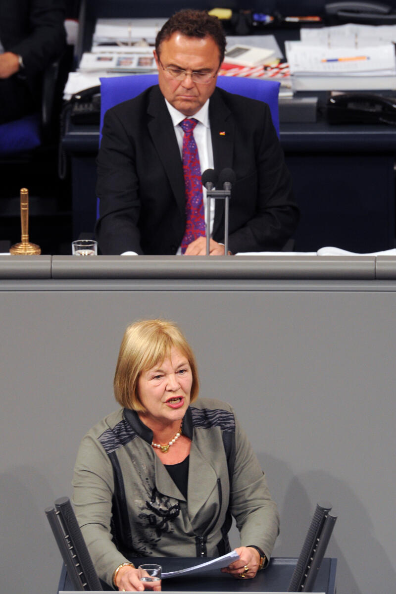 Hagedorn, Bettina; Friedrich, Hans-Peter Bettina Hagedorn, SPD, Bundestagsabgeordnete, Abgeordnete, Mitglied Deutscher Bundestag, MdB, Rede, 2. Sitzung, TOP 9, Thema: Rechtskonfomität der Euro-Stabilisierung, Vorsitz: Bundestagsvizepräsident Dr. Hans-Peter Friedrich, CDU/CSU.; Rednerpult.