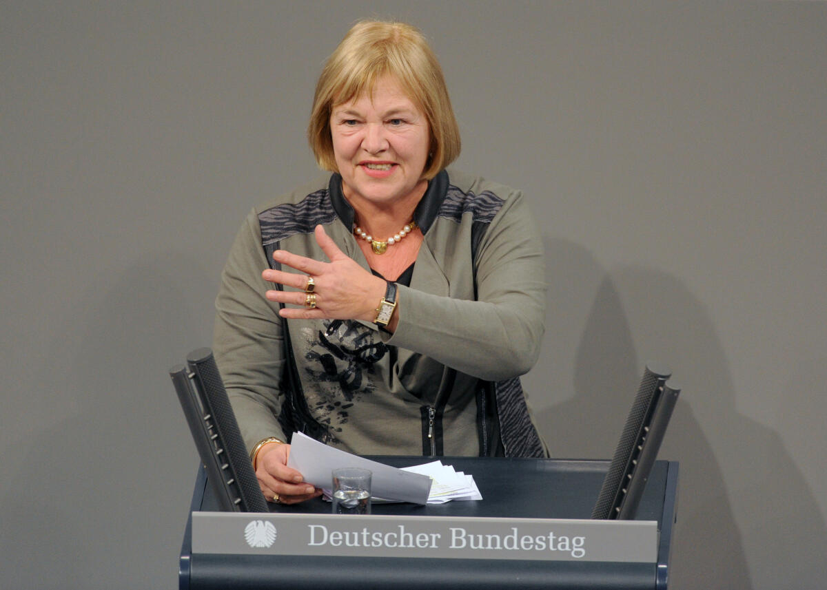 Hagedorn, Bettina Bettina Hagedorn, SPD, Bundestagsabgeordnete, Abgeordnete, Mitglied Deutscher Bundestag, MdB, Rede, 2. Sitzung, TOP 9, Thema: Rechtskonfomität der Euro-Stabilisierung.; Rednerpult.
