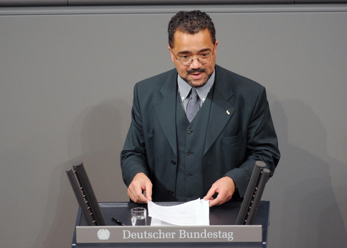 Harald Weyel, AfD, Bundestagsabgeordneter, Abgeordneter, Mitglied Deutscher Bundestag, MdB, Rede, 2. Sitzung, TOP 7, Thema: Irland: Vorzeitige Kreditrückzahlungen..; Rednerpult. Weyel, Harald Harald Weyel, AfD, Bundestagsabgeordneter, Abgeordneter, Mitglied Deutscher Bundestag, MdB, Rede, 2. Sitzung, TOP 7, Thema: Irland: Vorzeitige Kreditrückzahlungen..; Rednerpult.