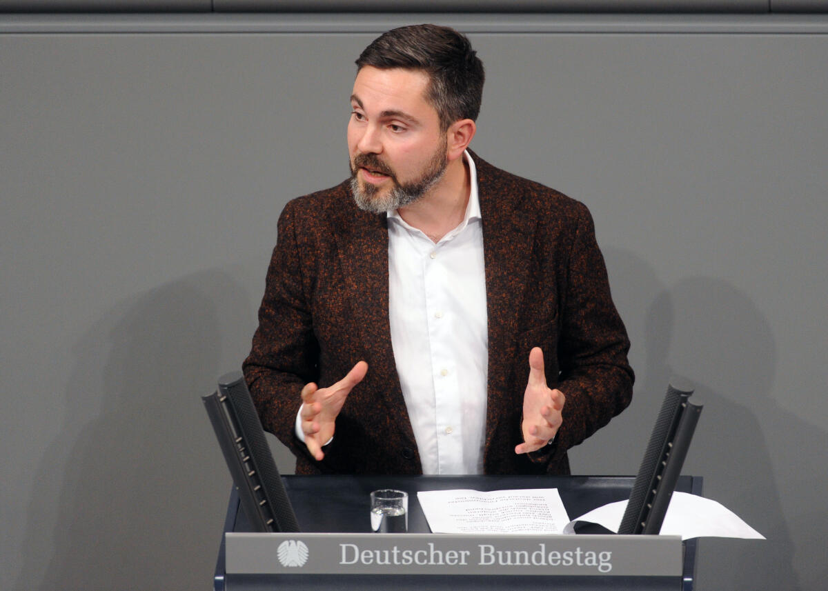 De Masi, Fabio Fabio de Masi, DIE LINKE, Bundestagsabgeordneter, Abgeordneter, Mitglied Deutscher Bundestag, MdB, Rede, 2. Sitzung, TOP 7, Thema: Irland: Vorzeitige Kreditrückzahlungen.; Rednerpult.