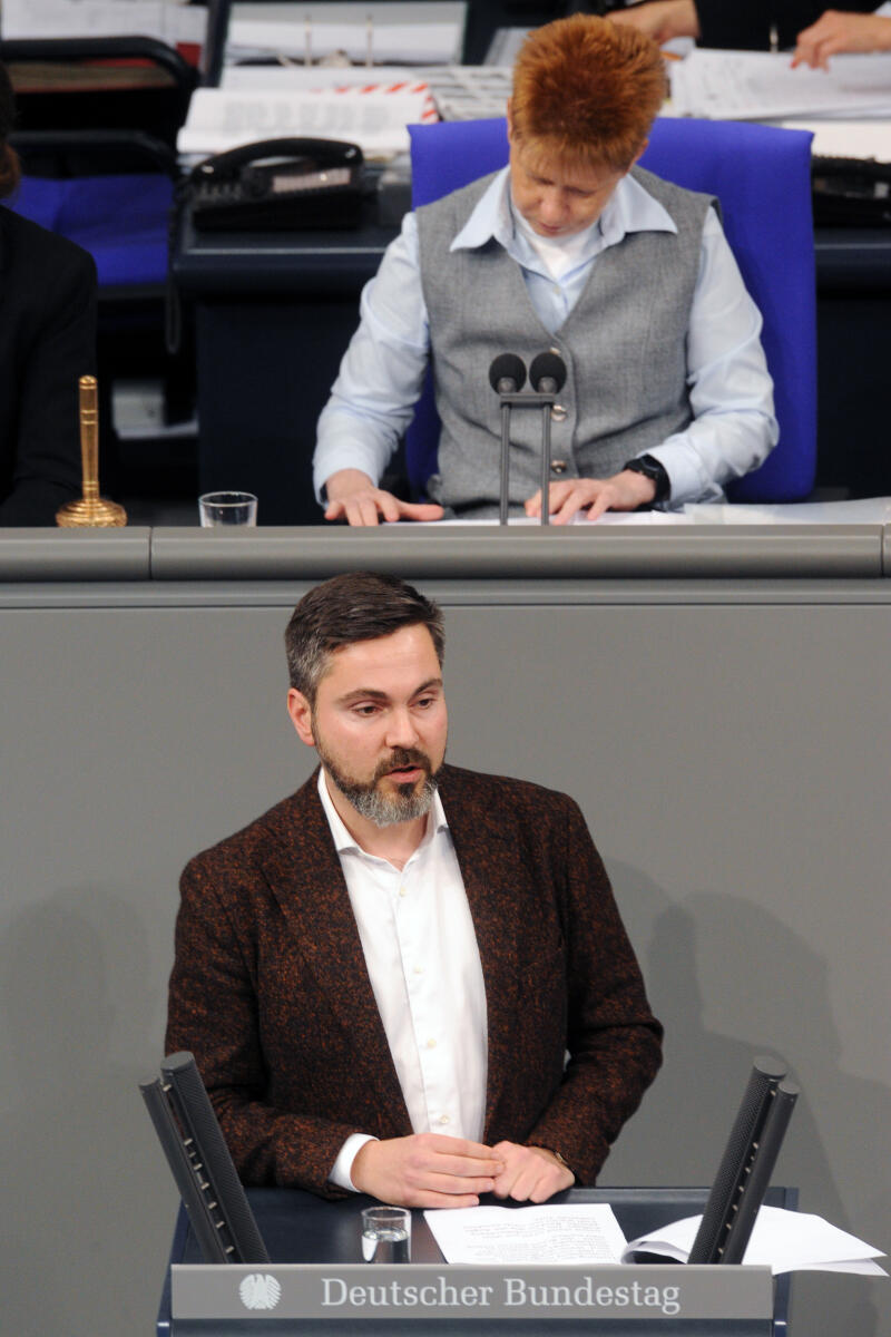 De Masi, Fabio; Pau, Petra Fabio de Masi, DIE LINKE, Bundestagsabgeordneter, Abgeordneter, Mitglied Deutscher Bundestag, MdB, Rede, 2. Sitzung, TOP 7, Thema: Irland: Vorzeitige Kreditrückzahlungen, Vorsitz: Bundestagsvizepräsidentin Petra Pau.; Rednerpult.