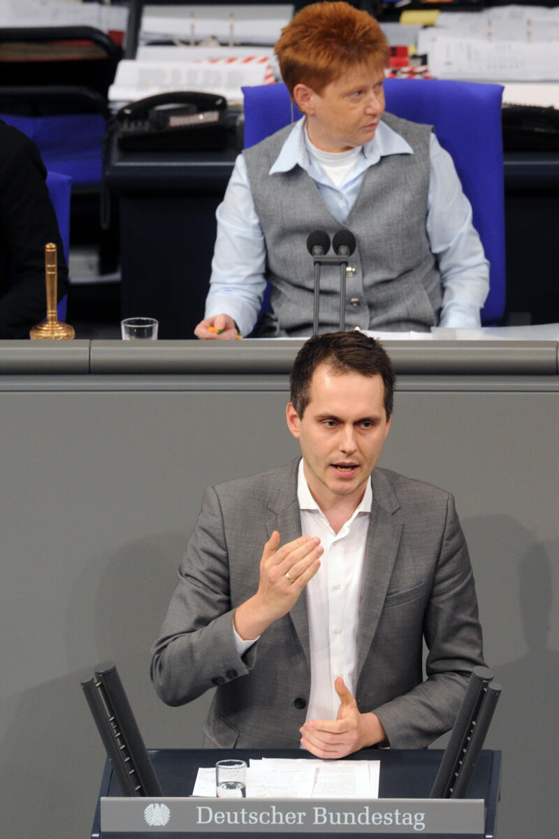 Kindler, Sven-Christian; Pau, Petra Sven-Christian Kindler, Bündnis 90/Die Grünen, Bundestagsabgeordneter, Abgeordneter, Mitglied Deutscher Bundestag, MdB, Rede, 2. Sitzung, TOP 7, Thema: Irland: Vorzeitige Kreditrückzahlungen, Vorsitz: Bundestagsvizepräsidentin Petra Pau.; Rednerpult.