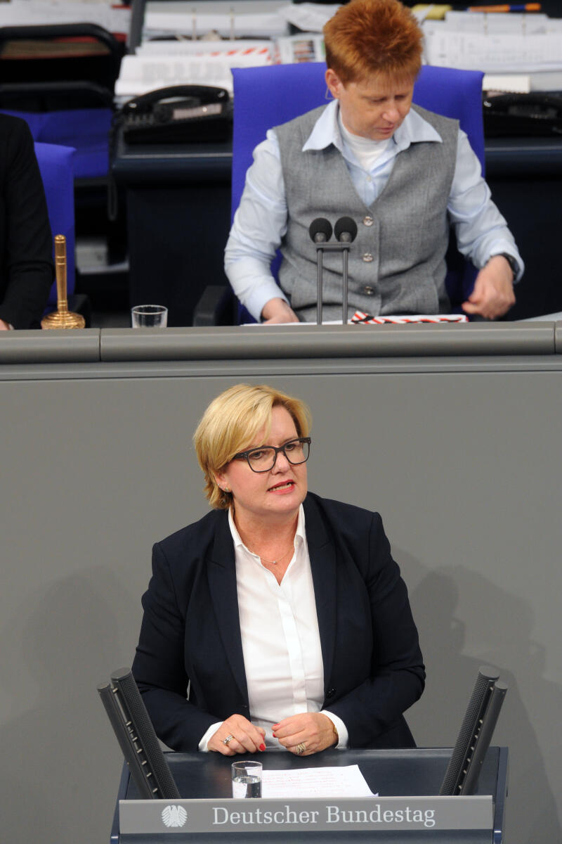 Högl, Eva; Pau, Petra Eva Högl, SPD, Bundestagsabgeordnete, Abgeordnete, Mitglied Deutscher Bundestag, MdB, Rede, 2. Sitzung, ZP 1, Thema: Aktuelle Stunde zu Arbeitsplatzverlusten bei Siemens, Vorsitz: Bundestagsvizepräsidentin Petra Pau, DIE LINKE.; Rednerpult.