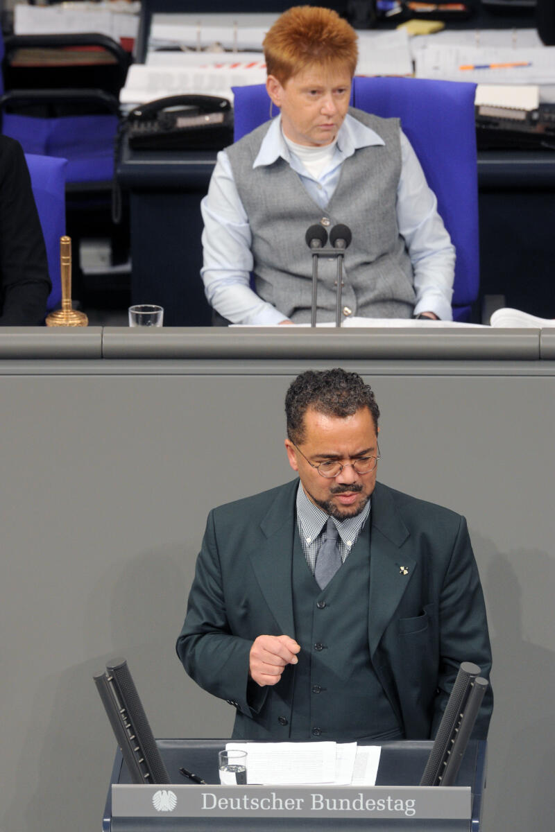 Harald Weyel, AfD, Bundestagsabgeordneter, Abgeordneter, Mitglied Deutscher Bundestag, MdB, Rede, 2. Sitzung, TOP 7, Thema: Irland: Vorzeitige Kreditrückzahlungen, Vorsitz: Bundestagsvizepräsidentin Petra Pau.; Rednerpult. Weyel, Harald; Pau, Petra Harald Weyel, AfD, Bundestagsabgeordneter, Abgeordneter, Mitglied Deutscher Bundestag, MdB, Rede, 2. Sitzung, TOP 7, Thema: Irland: Vorzeitige Kreditrückzahlungen, Vorsitz: Bundestagsvizepräsidentin Petra Pau.; Rednerpult.