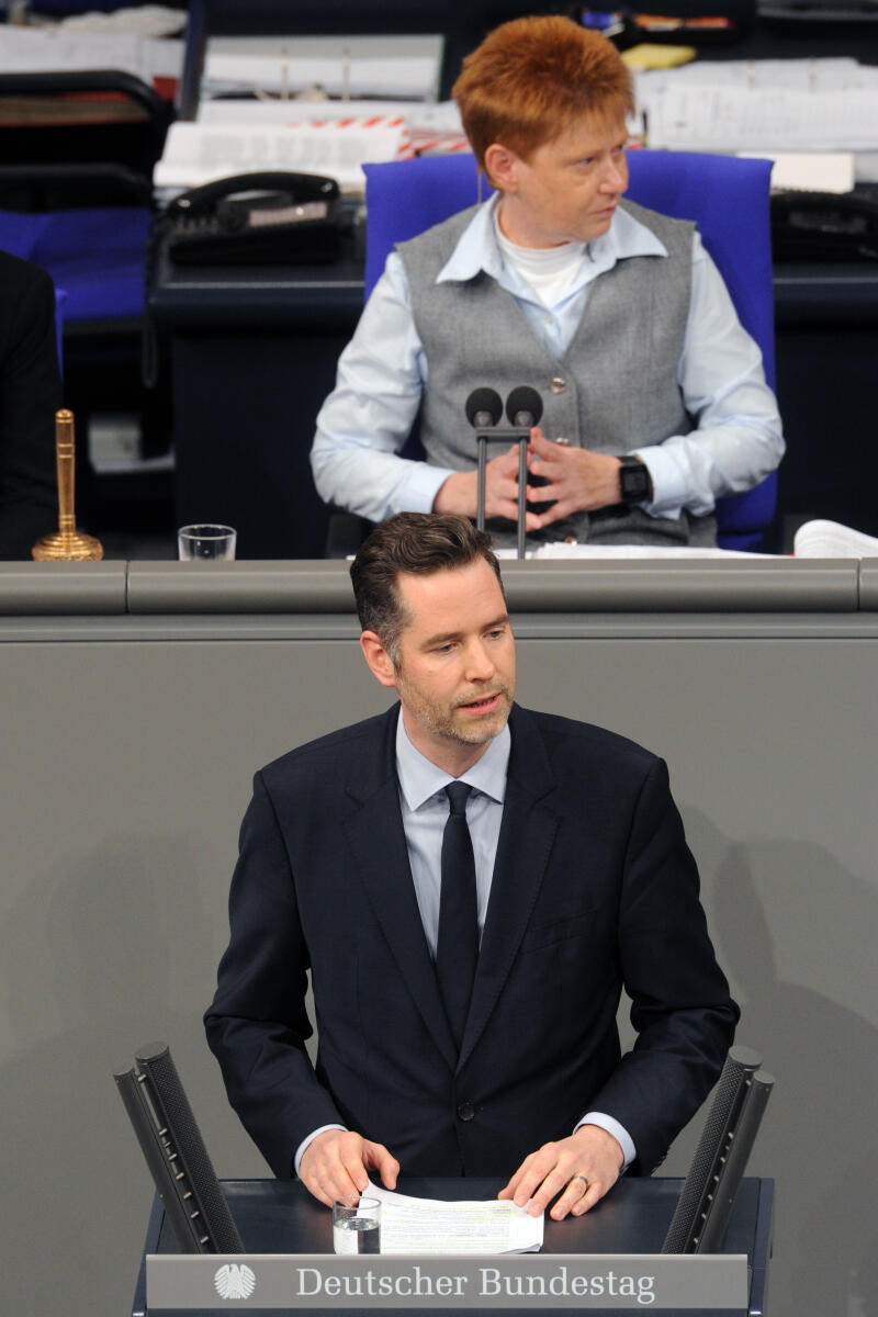 Dürr, Christian; Pau, Petra Christian Dürr, FDP, Bundestagsabgeordneter, Abgeordneter, Mitglied Deutscher Bundestag, MdB, Rede, 2. Sitzung, TOP 7, Thema: Irland: Vorzeitige Kreditrückzahlungen, Vorsitz: Bundestagsvizepräsidentin Petra Pau.; Rednerpult.